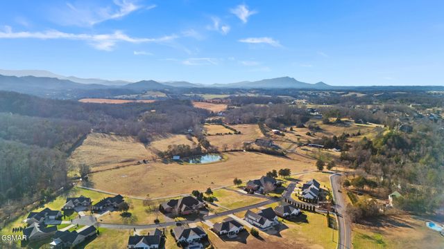 1811 Jordans Creek Way, Sevierville, TN 37876
