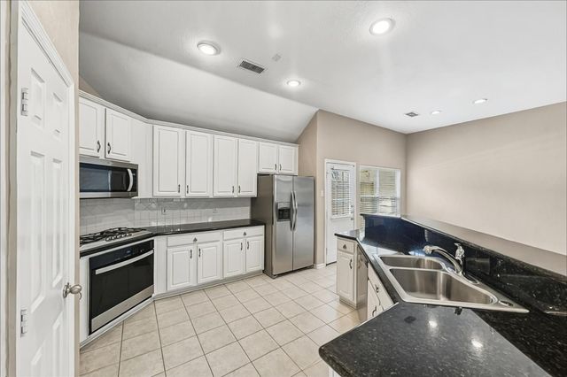 5 Paddock Pines Place, Spring, TX 77382
