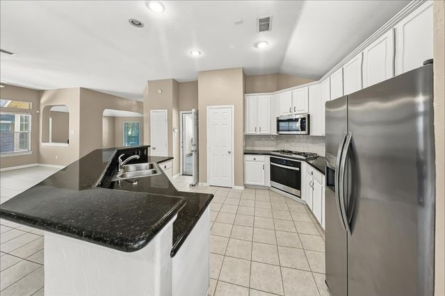 5 Paddock Pines Place, Spring, TX 77382