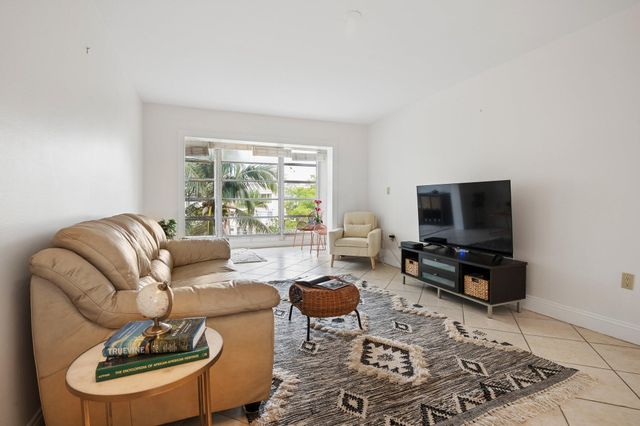 8305 Sunrise Lakes Boulevard 308, Sunrise, FL 33322