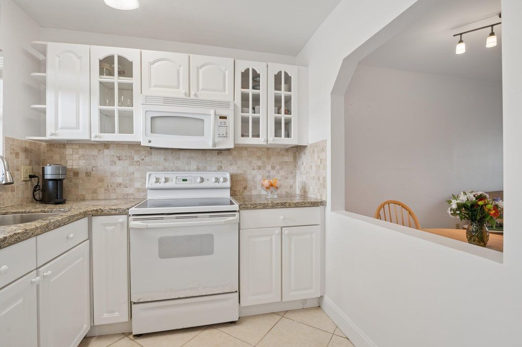 8305 Sunrise Lakes Boulevard 308, Sunrise, FL 33322