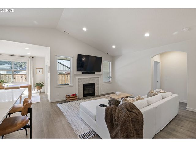 763 S 53RD Pl, Springfield, OR 97478