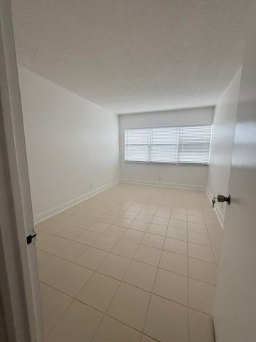 2555 NE 11TH Street 402, Fort Lauderdale, FL 33304