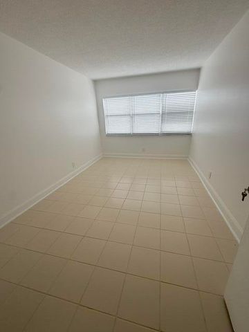 2555 NE 11TH Street 402, Fort Lauderdale, FL 33304