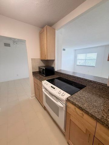 2555 NE 11TH Street 402, Fort Lauderdale, FL 33304