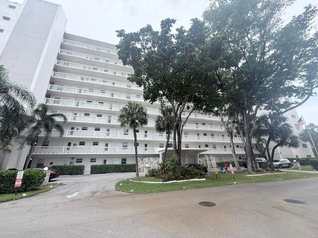 2555 NE 11TH Street 402, Fort Lauderdale, FL 33304