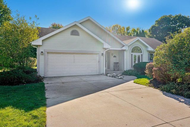 N26W22577 Oakwood LANE, Waukesha, WI 53186
