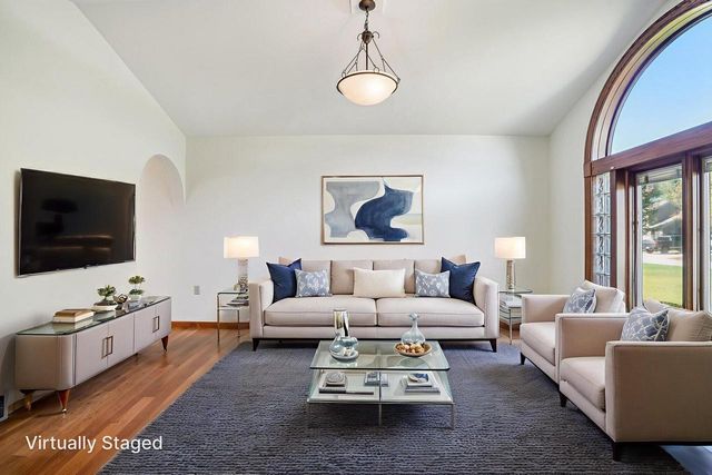 N26W22577 Oakwood LANE, Waukesha, WI 53186