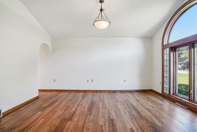 N26W22577 Oakwood LANE, Waukesha, WI 53186