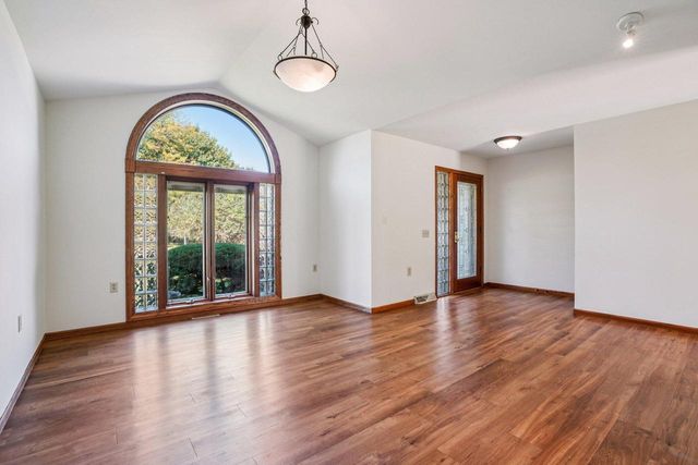 N26W22577 Oakwood LANE, Waukesha, WI 53186