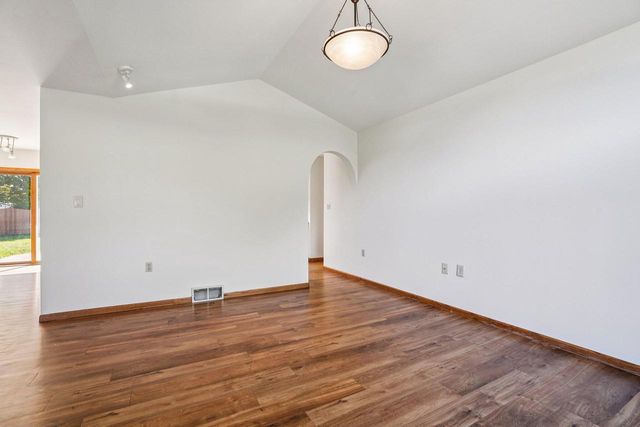 N26W22577 Oakwood LANE, Waukesha, WI 53186