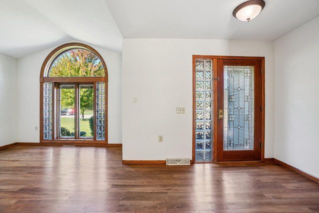 N26W22577 Oakwood LANE, Waukesha, WI 53186