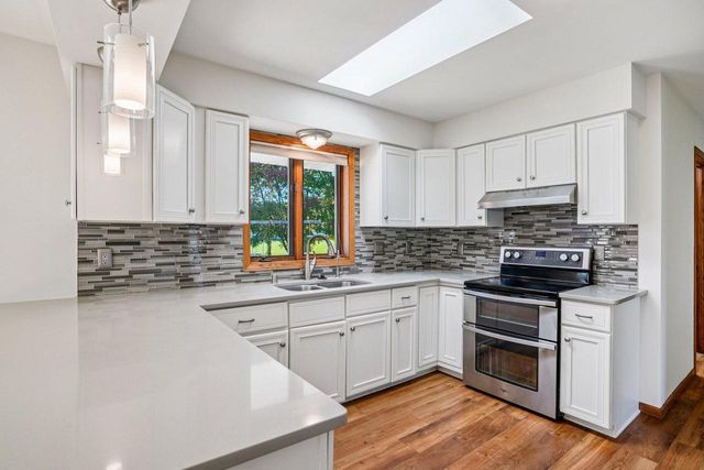 N26W22577 Oakwood LANE, Waukesha, WI 53186