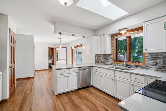 N26W22577 Oakwood LANE, Waukesha, WI 53186