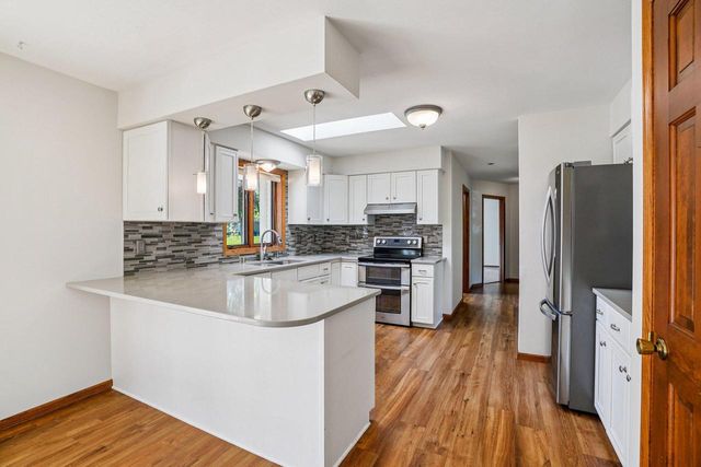 N26W22577 Oakwood LANE, Waukesha, WI 53186