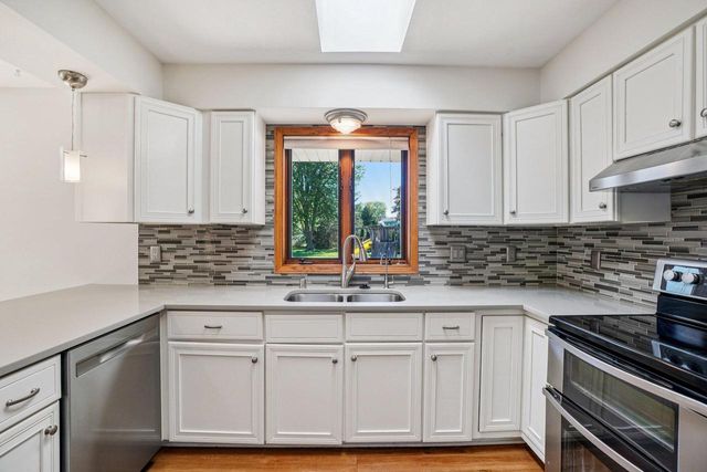 N26W22577 Oakwood LANE, Waukesha, WI 53186