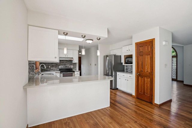 N26W22577 Oakwood LANE, Waukesha, WI 53186