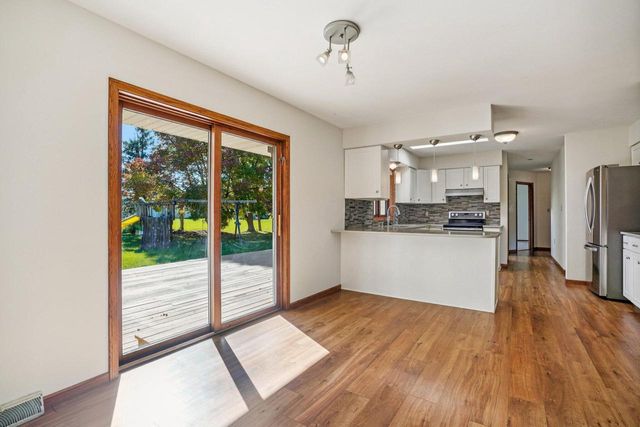 N26W22577 Oakwood LANE, Waukesha, WI 53186