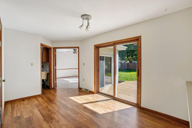 N26W22577 Oakwood LANE, Waukesha, WI 53186