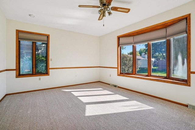 N26W22577 Oakwood LANE, Waukesha, WI 53186