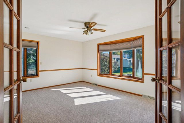 N26W22577 Oakwood LANE, Waukesha, WI 53186