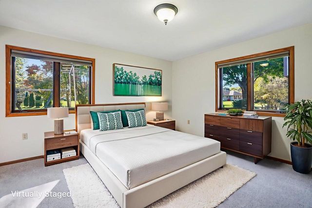 N26W22577 Oakwood LANE, Waukesha, WI 53186