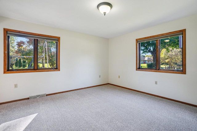 N26W22577 Oakwood LANE, Waukesha, WI 53186