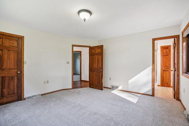 N26W22577 Oakwood LANE, Waukesha, WI 53186