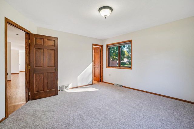 N26W22577 Oakwood LANE, Waukesha, WI 53186