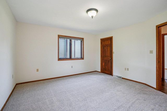 N26W22577 Oakwood LANE, Waukesha, WI 53186