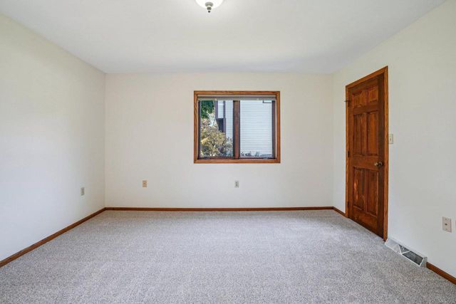 N26W22577 Oakwood LANE, Waukesha, WI 53186