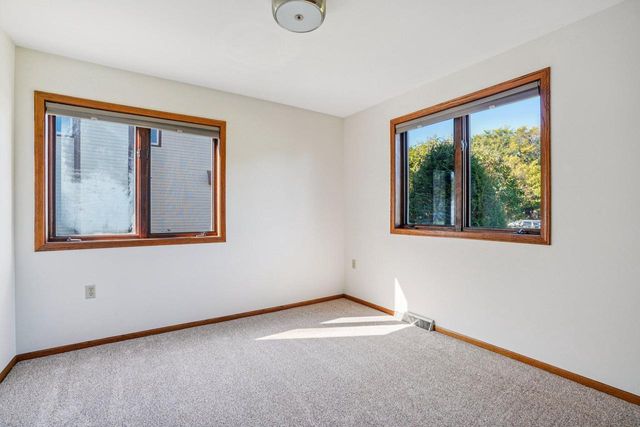 N26W22577 Oakwood LANE, Waukesha, WI 53186