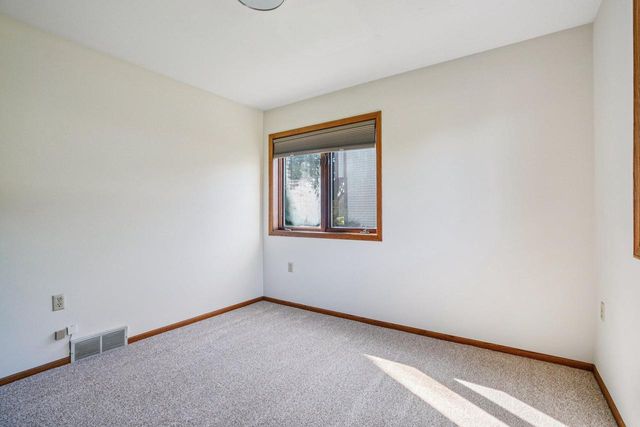 N26W22577 Oakwood LANE, Waukesha, WI 53186