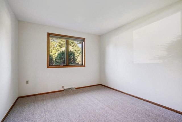 N26W22577 Oakwood LANE, Waukesha, WI 53186