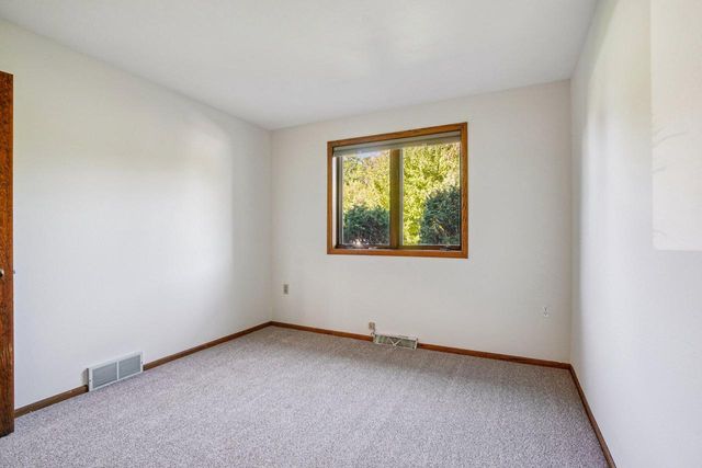 N26W22577 Oakwood LANE, Waukesha, WI 53186