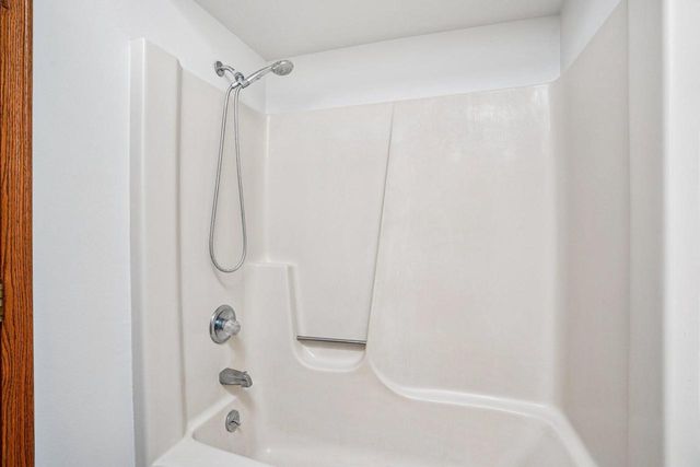 N26W22577 Oakwood LANE, Waukesha, WI 53186