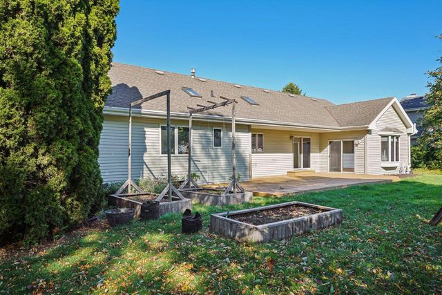 N26W22577 Oakwood LANE, Waukesha, WI 53186