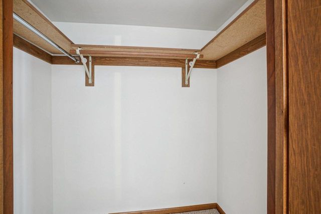 N26W22577 Oakwood LANE, Waukesha, WI 53186