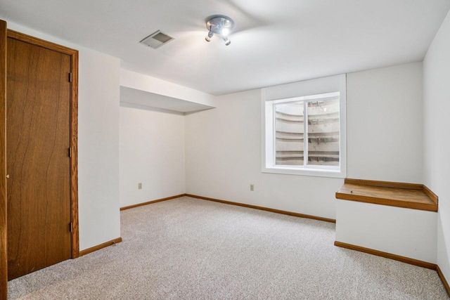 N26W22577 Oakwood LANE, Waukesha, WI 53186