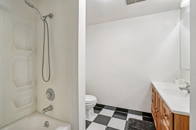 N26W22577 Oakwood LANE, Waukesha, WI 53186