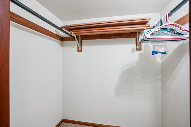 N26W22577 Oakwood LANE, Waukesha, WI 53186