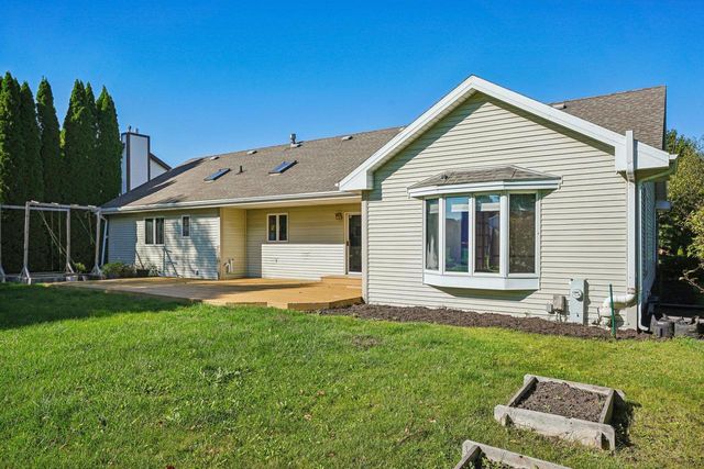 N26W22577 Oakwood LANE, Waukesha, WI 53186