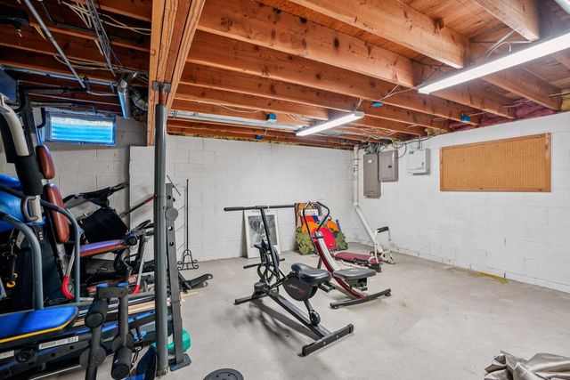 N26W22577 Oakwood LANE, Waukesha, WI 53186