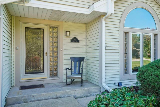 N26W22577 Oakwood LANE, Waukesha, WI 53186