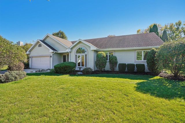 N26W22577 Oakwood LANE, Waukesha, WI 53186