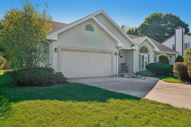 N26W22577 Oakwood LANE, Waukesha, WI 53186