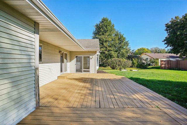 N26W22577 Oakwood LANE, Waukesha, WI 53186