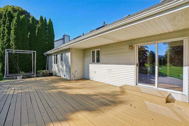 N26W22577 Oakwood LANE, Waukesha, WI 53186