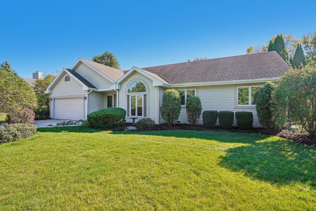 N26W22577 Oakwood LANE, Waukesha, WI 53186