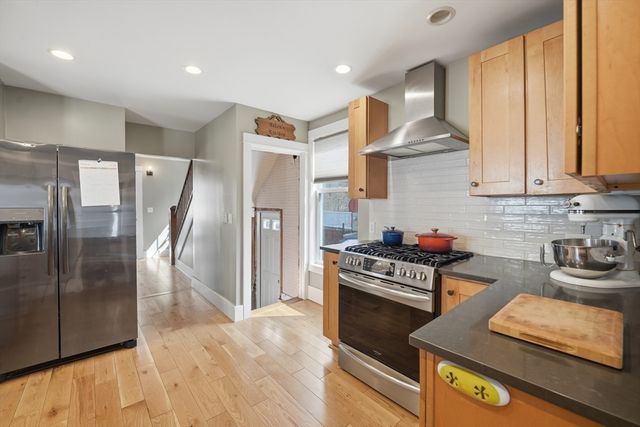 492 Elm St, Northampton, MA 01060